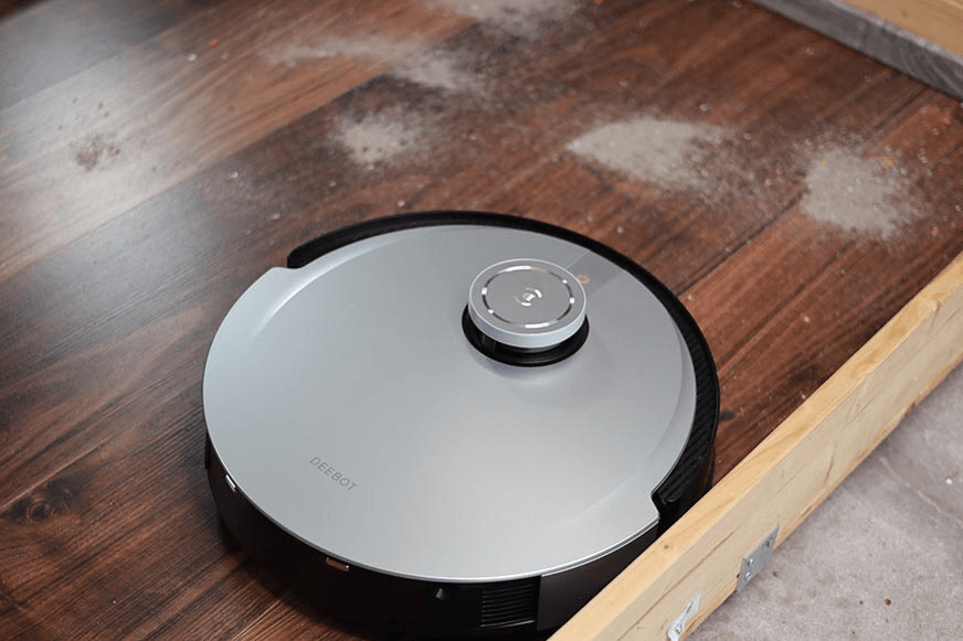 Ecovacs Deebot X1 Omni reinigt den Laminatboden im Test